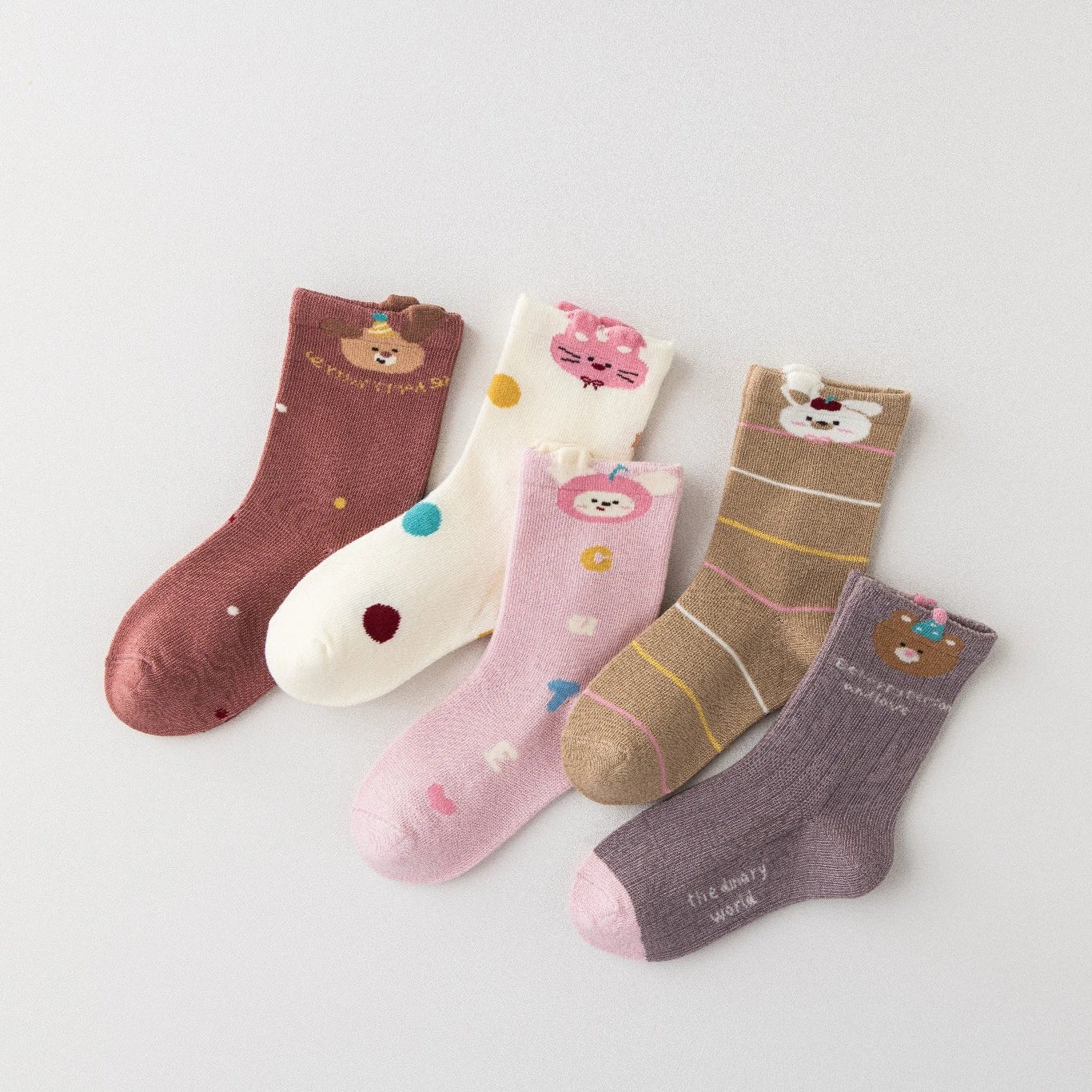 Lot de 5 chaussettes pour enfants filles. Coloris blanc, rose, violet, bordeaux et marron clair. Petites têtes d'animaux mignons en haut de tige. 