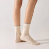Lot de 5 chaussettes femme montantes avec coeur brodé sur le côté. Haut de tige volanté. Coeur et volant contrastés. 