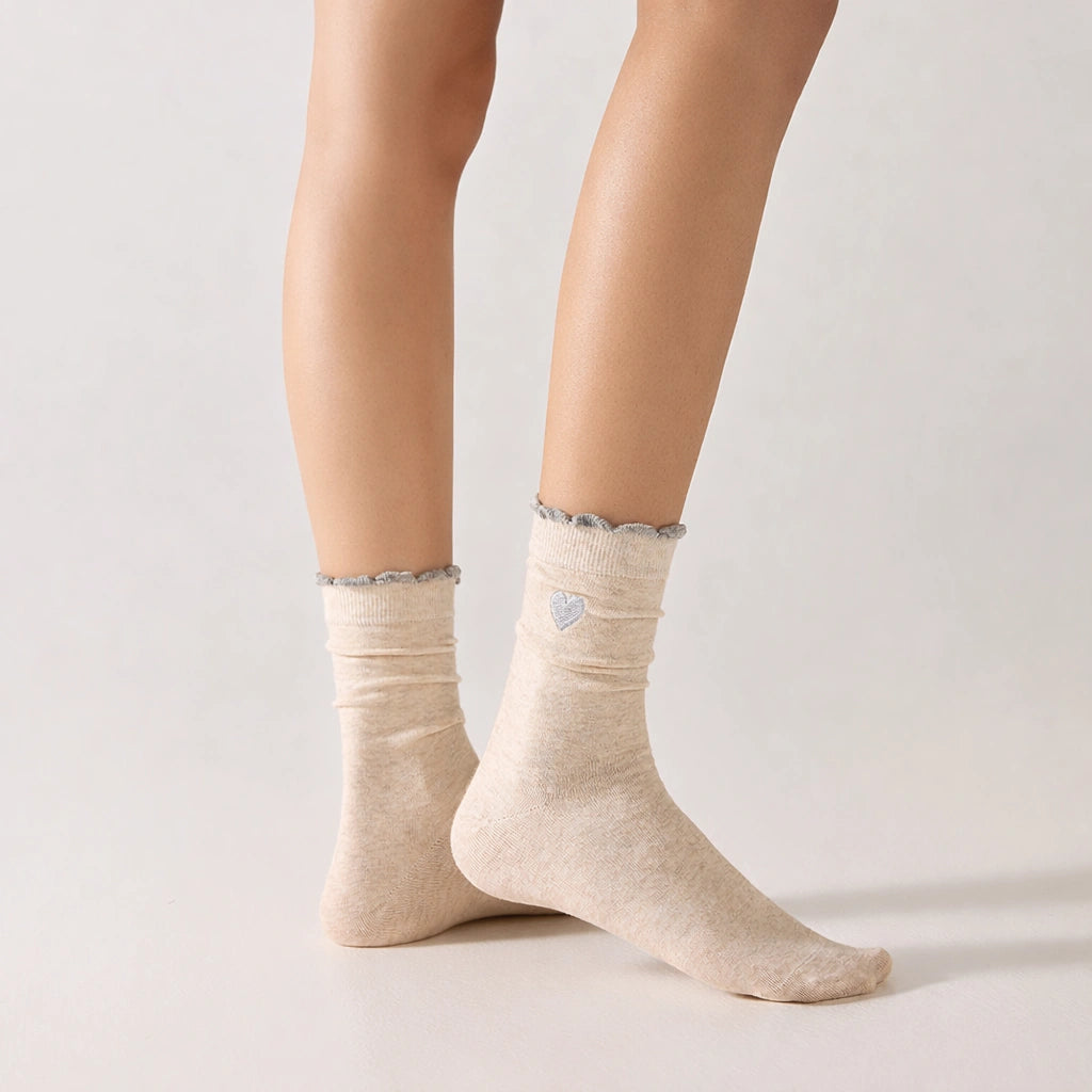 Lot de 5 chaussettes femme montantes avec coeur brodé sur le côté. Haut de tige volanté. Coeur et volant contrastés. 