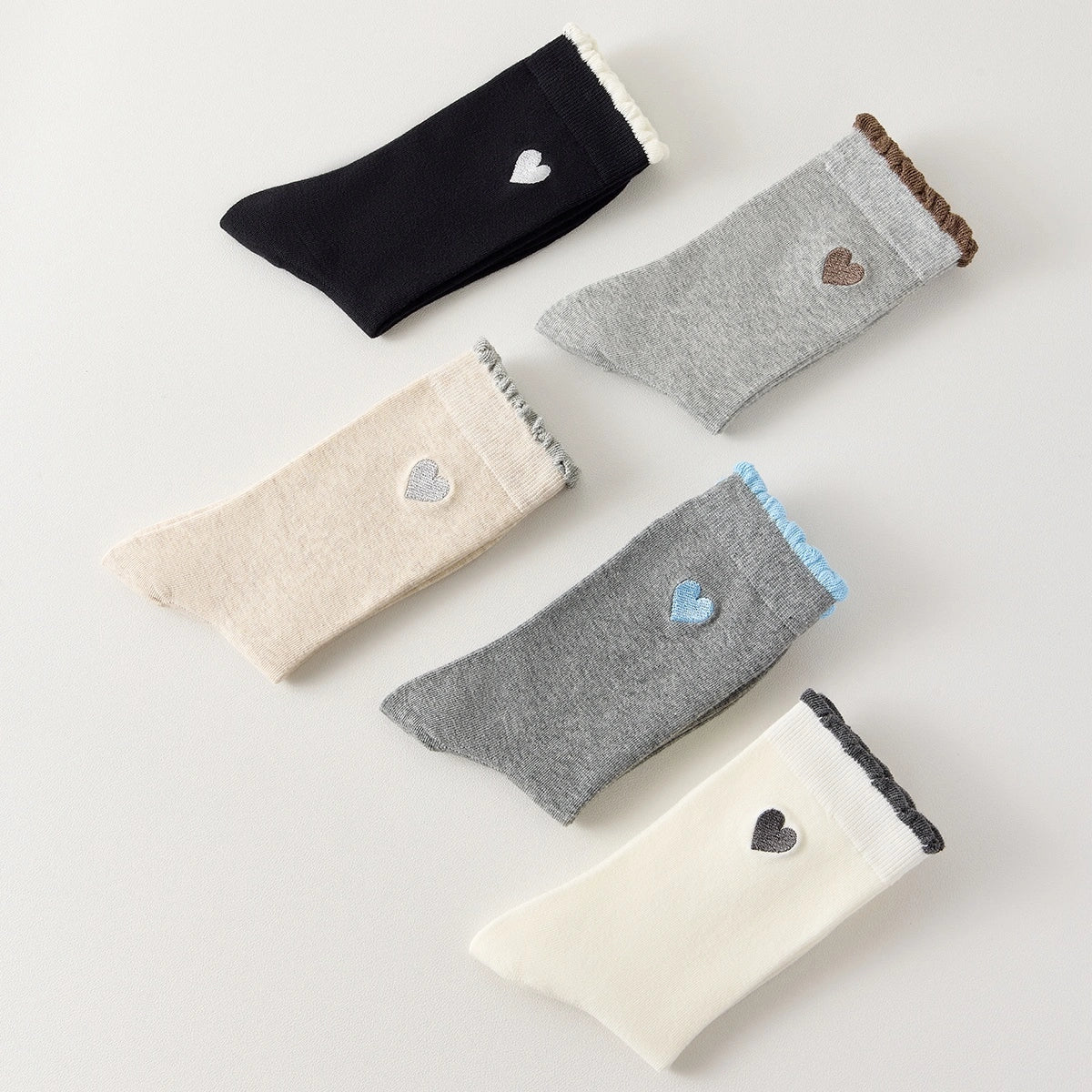 Lot de 5 chaussettes femme montantes avec coeur brodé sur le côté. Haut de tige volanté. Coeur et volant contrastés. 
