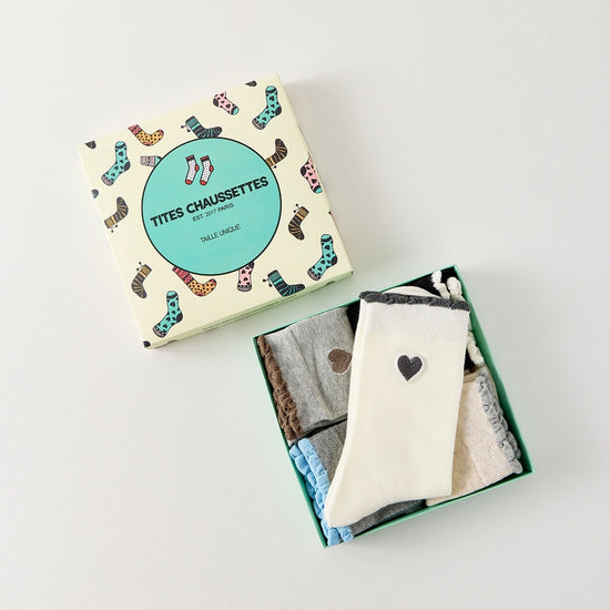 Lot de 5 chaussettes femme montantes avec coeur brodé sur le côté. Haut de tige volanté. Coeur et volant contrastés. 