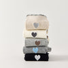 Lot de 5 chaussettes femme montantes avec coeur brodé sur le côté. Haut de tige volanté. Coeur et volant contrastés. 