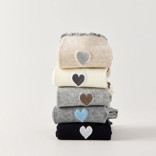 Lot de 5 chaussettes femme montantes avec coeur brodé sur le côté. Haut de tige volanté. Coeur et volant contrastés. 
