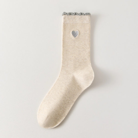 Lot de 5 chaussettes femme montantes avec coeur brodé sur le côté. Haut de tige volanté. Coeur et volant contrastés. 