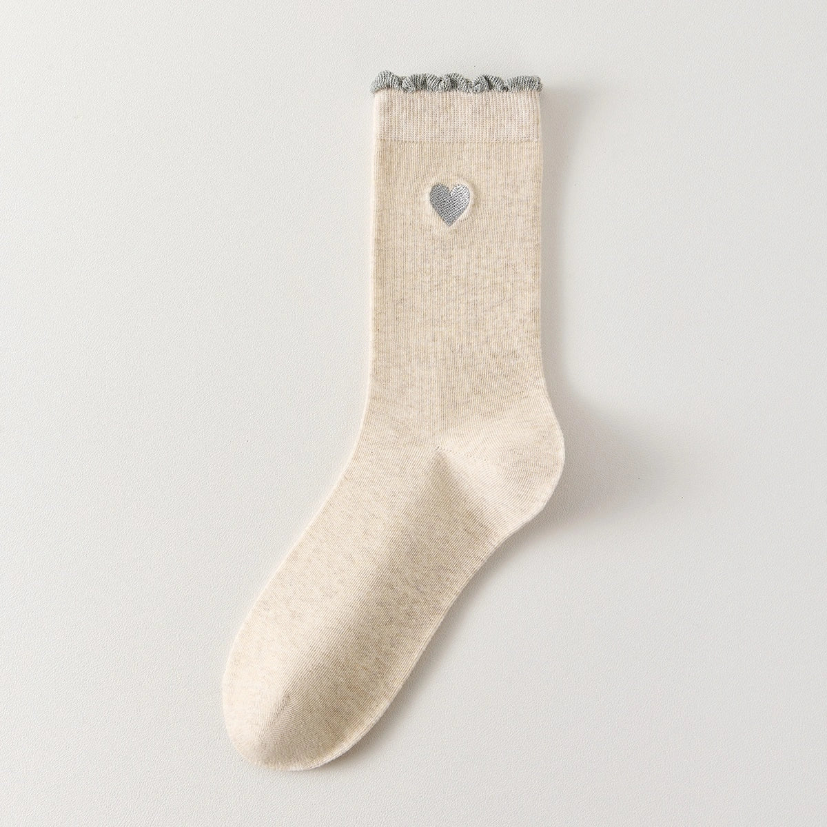 Lot de 5 chaussettes femme montantes avec coeur brodé sur le côté. Haut de tige volanté. Coeur et volant contrastés. 