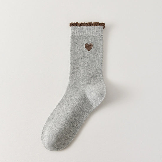 Lot de 5 chaussettes femme montantes avec coeur brodé sur le côté. Haut de tige volanté. Coeur et volant contrastés. 