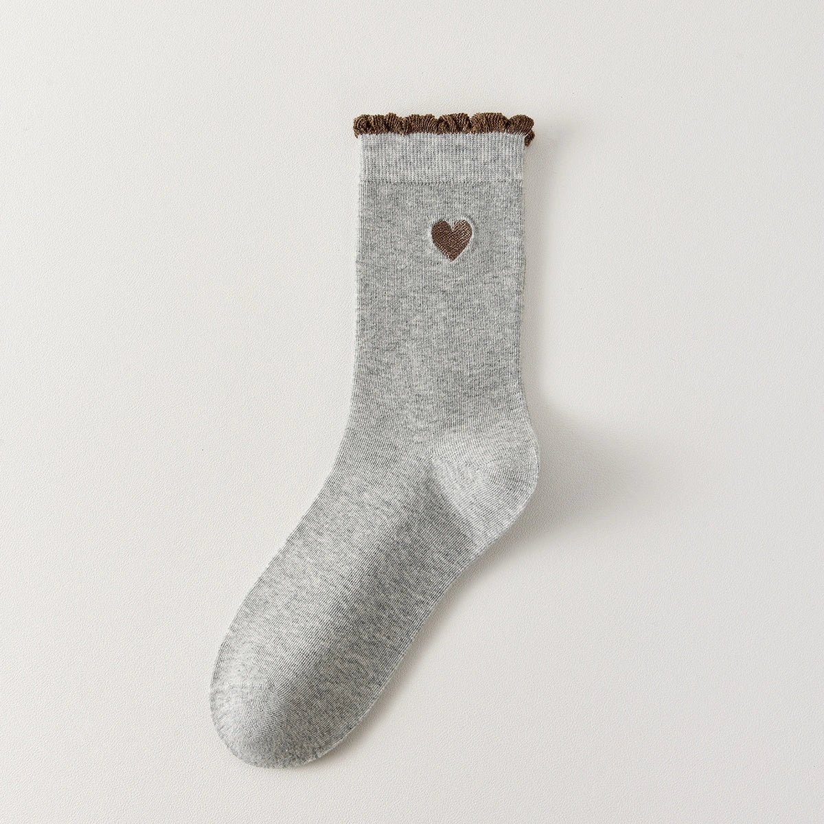 Lot de 5 chaussettes femme montantes avec coeur brodé sur le côté. Haut de tige volanté. Coeur et volant contrastés. 