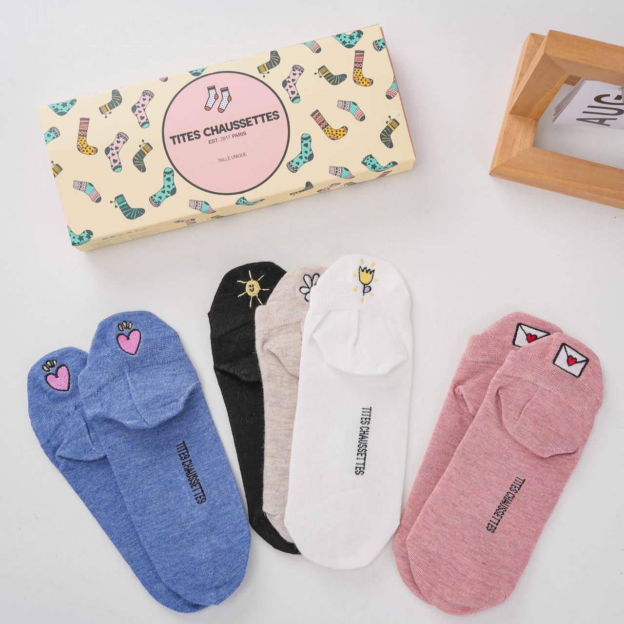 Chaussettes basses femme à languette avec broderie fleur, cœur, tulipe ou soleil. Maintien parfait. Taille 35-41. Douces, gaies et confortables.