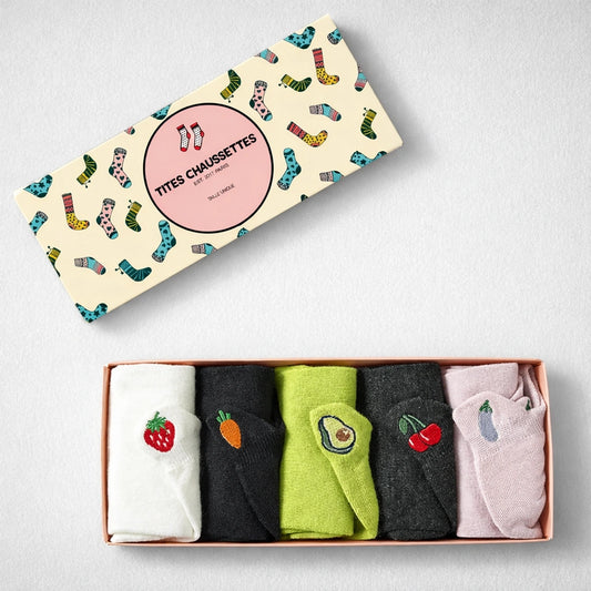 Lot de chaussettes languette noires, grises chiné, vertes, blanches et roses, motifs fruits et légumes brodés sur la languette 