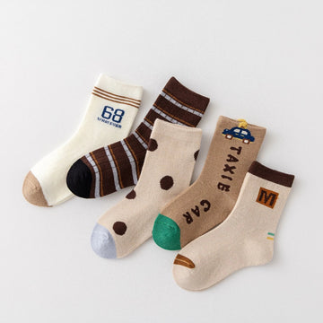 Lot de 5 chaussettes pour enfant (garçon).  Coloris beige / marron clair / marron foncé. Graphisme inspirés de l’univers citadin : inscription taxi, rayures, pois, numéro. 