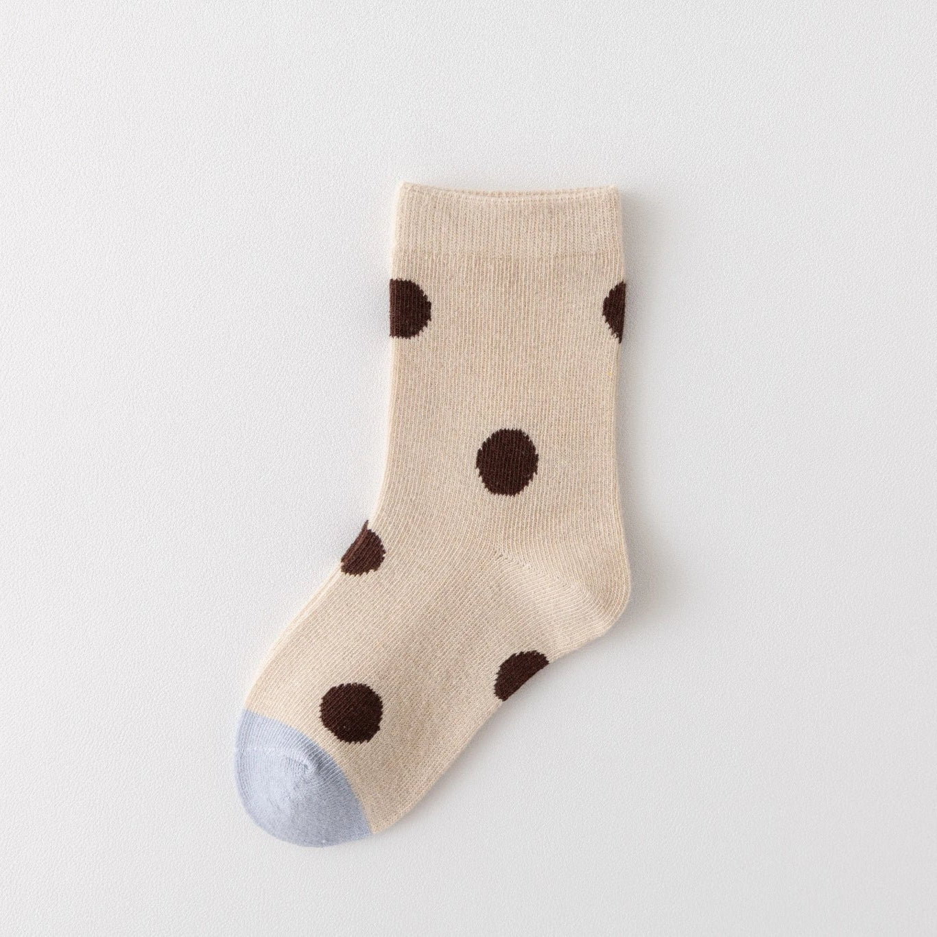 Lot de 5 chaussettes pour enfant (garçon).  Coloris beige / marron clair / marron foncé. Graphisme inspirés de l’univers citadin : inscription taxi, rayures, pois, numéro. 