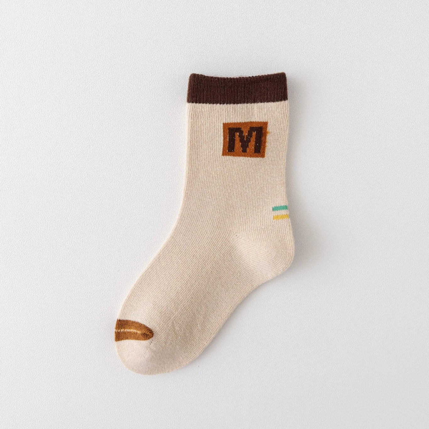 Lot de 5 chaussettes pour enfant (garçon).  Coloris beige / marron clair / marron foncé. Graphisme inspirés de l’univers citadin : inscription taxi, rayures, pois, numéro. 