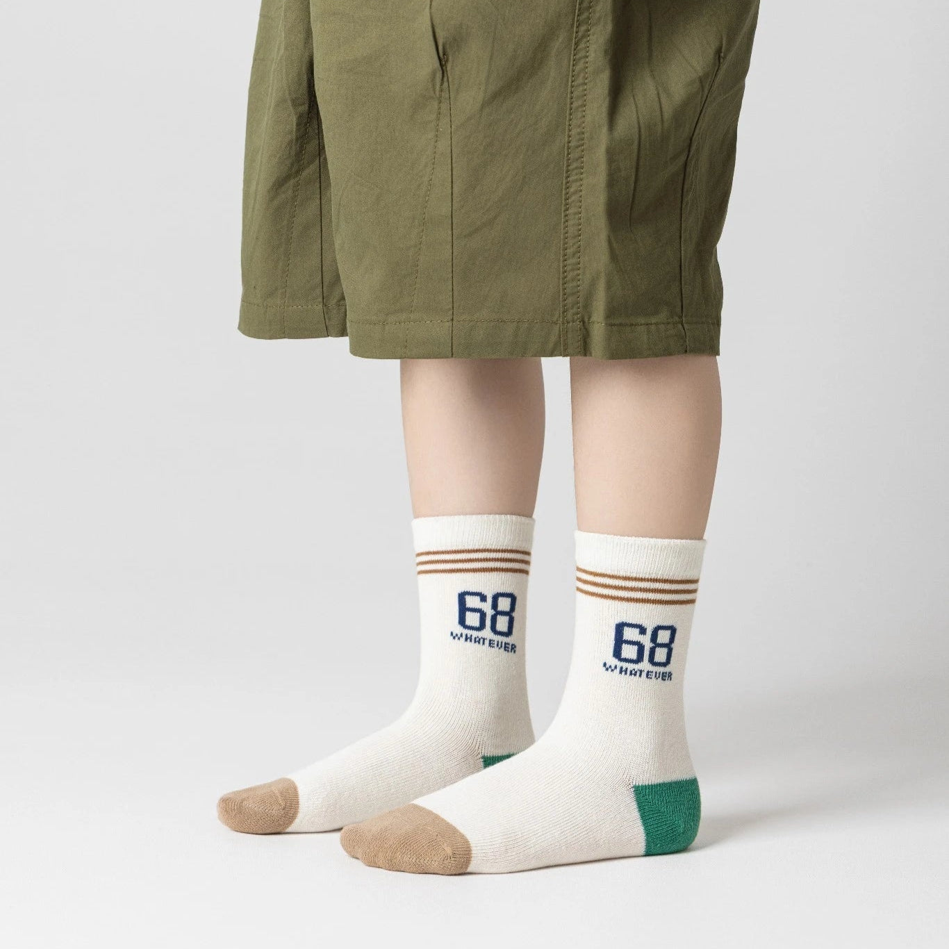 Lot de 5 chaussettes pour enfant (garçon).  Coloris beige / marron clair / marron foncé. Graphisme inspirés de l’univers citadin : inscription taxi, rayures, pois, numéro. 