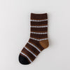 Lot de 5 chaussettes pour enfant (garçon).  Coloris beige / marron clair / marron foncé. Graphisme inspirés de l’univers citadin : inscription taxi, rayures, pois, numéro. 