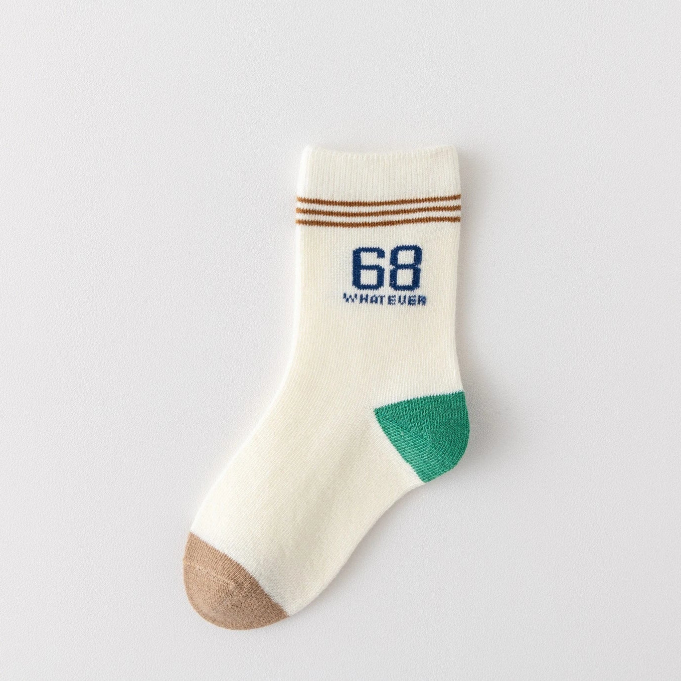 Lot de 5 chaussettes pour enfant (garçon).  Coloris beige / marron clair / marron foncé. Graphisme inspirés de l’univers citadin : inscription taxi, rayures, pois, numéro. 