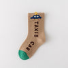 Lot de 5 chaussettes pour enfant (garçon).  Coloris beige / marron clair / marron foncé. Graphisme inspirés de l’univers citadin : inscription taxi, rayures, pois, numéro. 