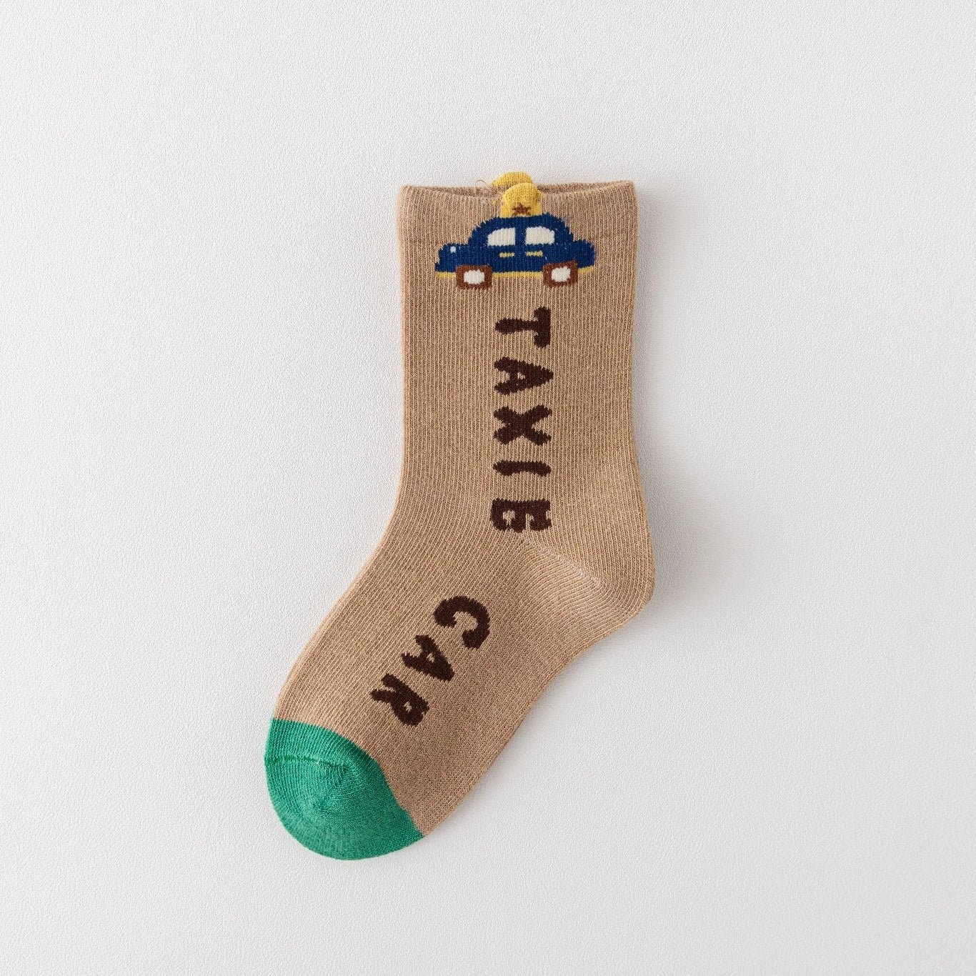 Lot de 5 chaussettes pour enfant (garçon).  Coloris beige / marron clair / marron foncé. Graphisme inspirés de l’univers citadin : inscription taxi, rayures, pois, numéro. 