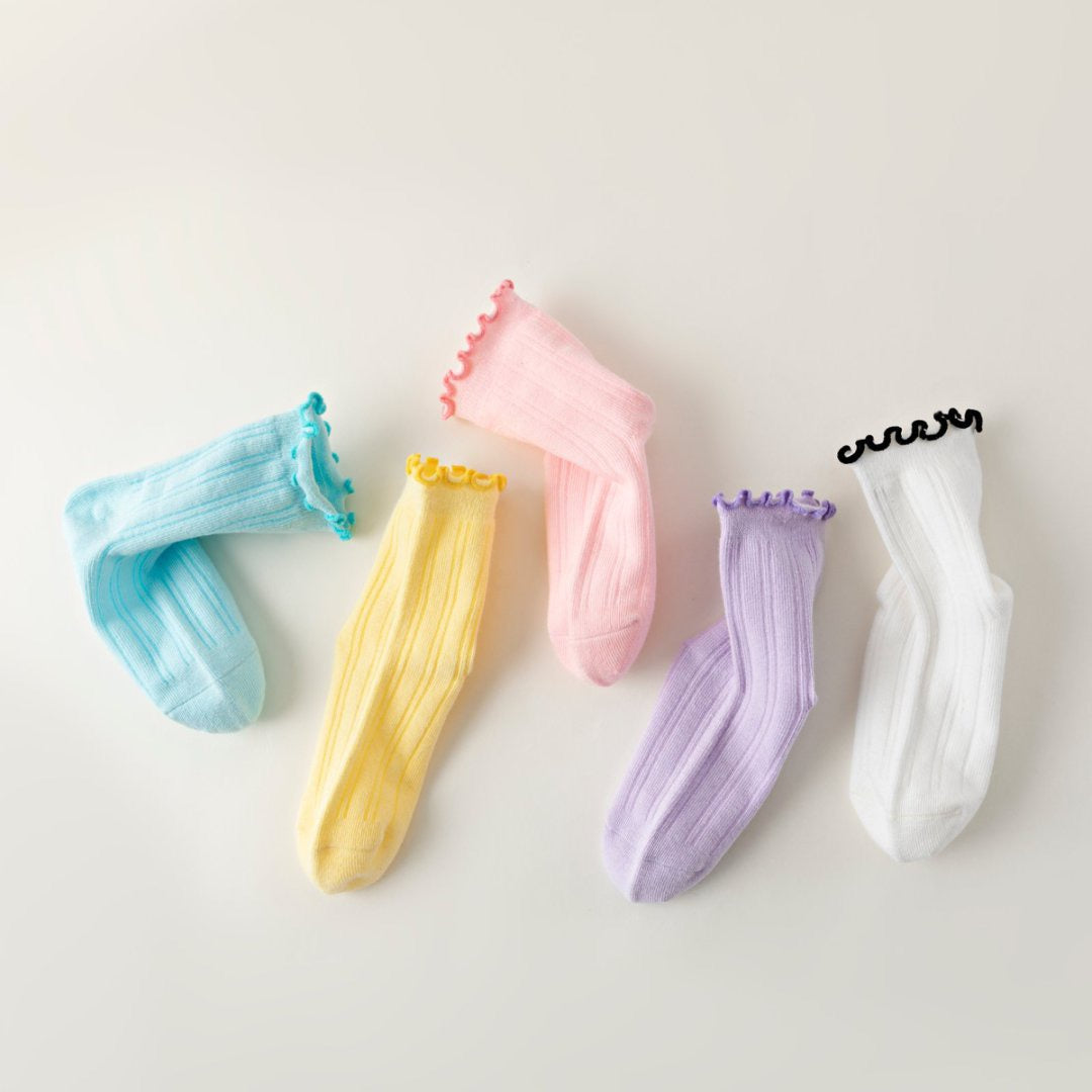 Lot de 5 chaussettes hautes filles colorées (12 mois à 12 ans) avec bords volantés. Douces, confortables et originales pour un look fun au quotidien.