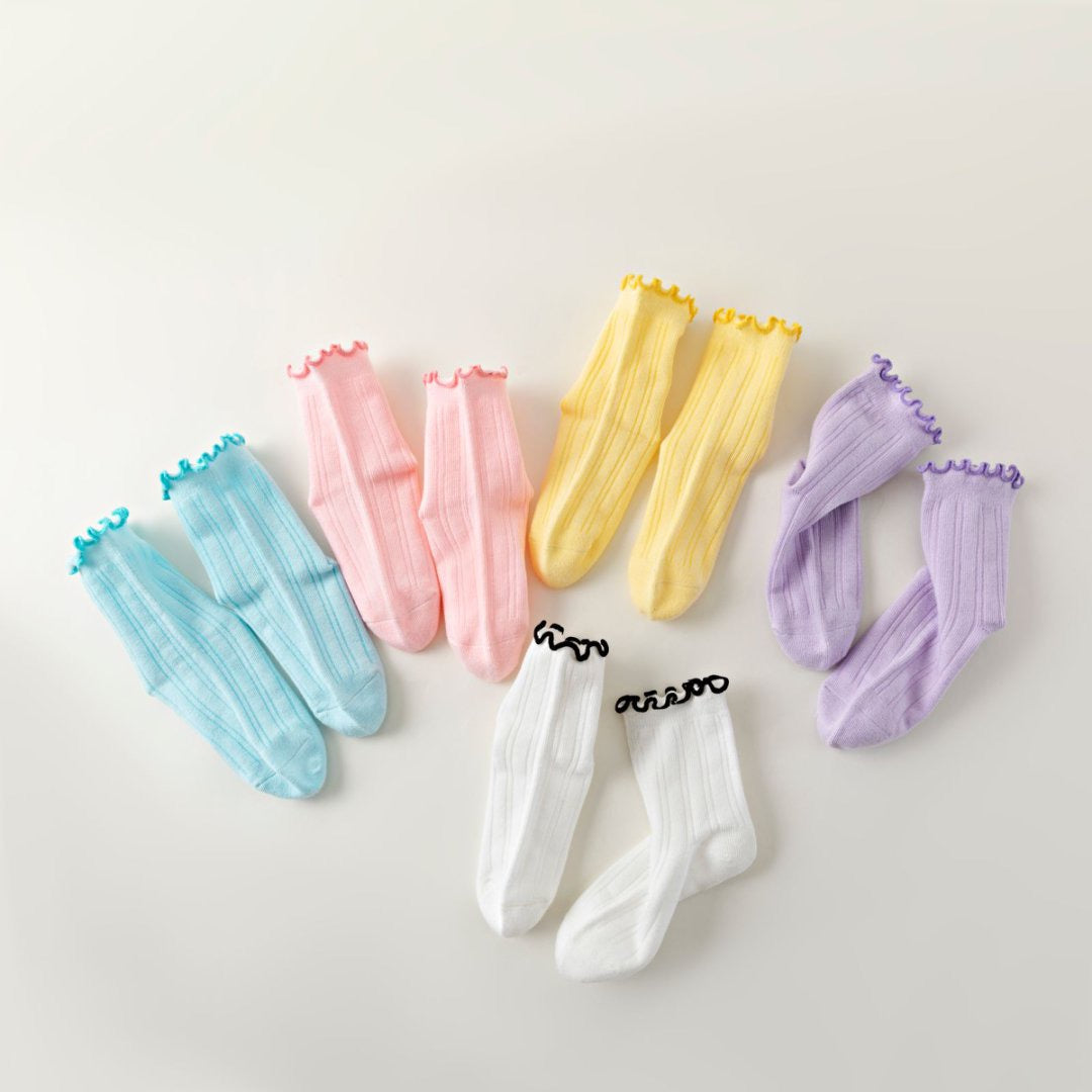 Lot de 5 chaussettes hautes filles colorées (12 mois à 12 ans) avec bords volantés. Douces, confortables et originales pour un look fun au quotidien.