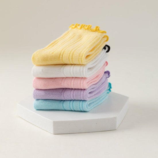 Lot de 5 chaussettes hautes filles colorées (12 mois à 12 ans) avec bords volantés. Douces, confortables et originales pour un look fun au quotidien.