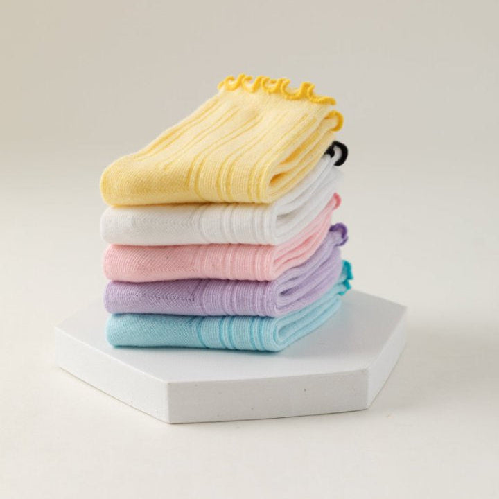 Lot de 5 chaussettes hautes filles colorées (12 mois à 12 ans) avec bords volantés. Douces, confortables et originales pour un look fun au quotidien.