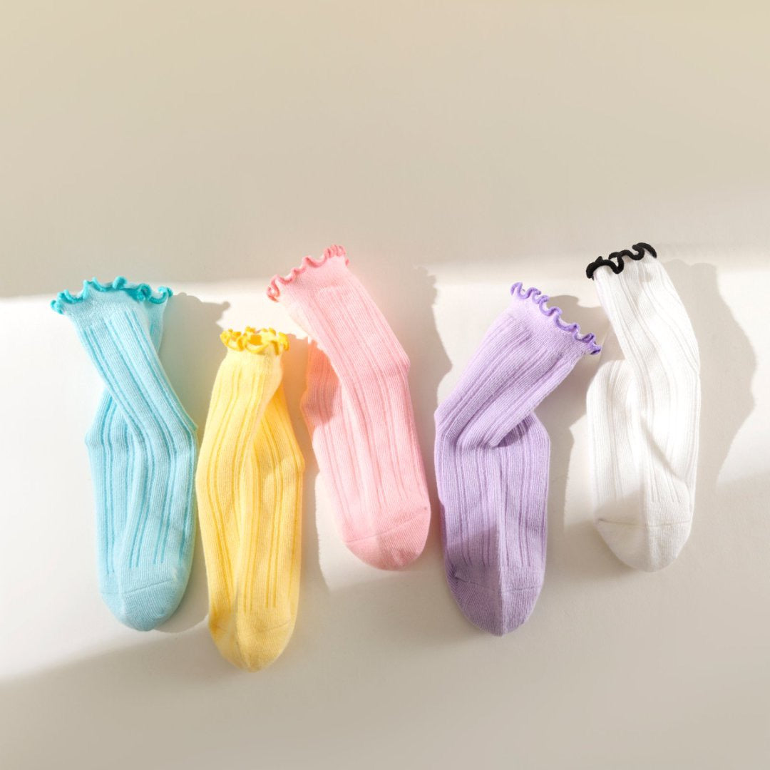 Lot de 5 chaussettes hautes filles colorées (12 mois à 12 ans) avec bords volantés. Douces, confortables et originales pour un look fun au quotidien.