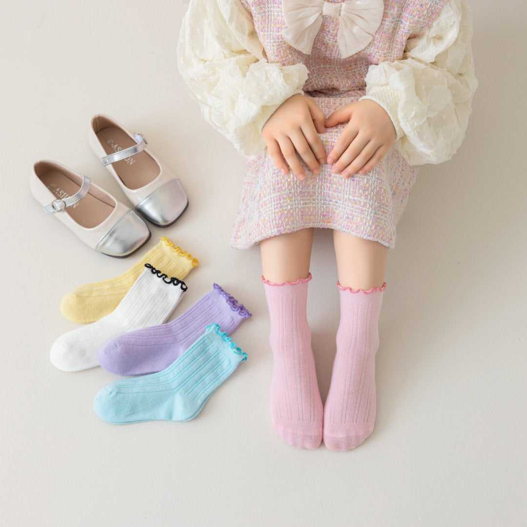 Lot de 5 chaussettes hautes filles colorées (12 mois à 12 ans) avec bords volantés. Douces, confortables et originales pour un look fun au quotidien.