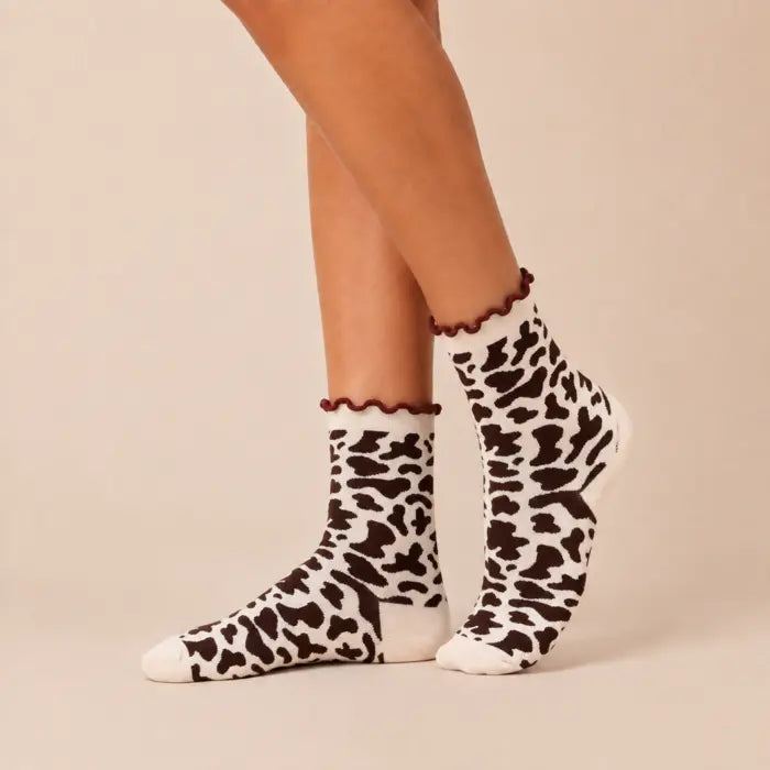 Lot de 3 chaussettes hautes femme motif vache & feston : un trio tendance avec 1 paire fantaisie et 2 paires unies rouge et marron. Taille unique 35-41.