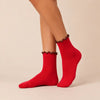 Lot de 3 chaussettes hautes femme motif vache & feston : un trio tendance avec 1 paire fantaisie et 2 paires unies rouge et marron. Taille unique 35-41.