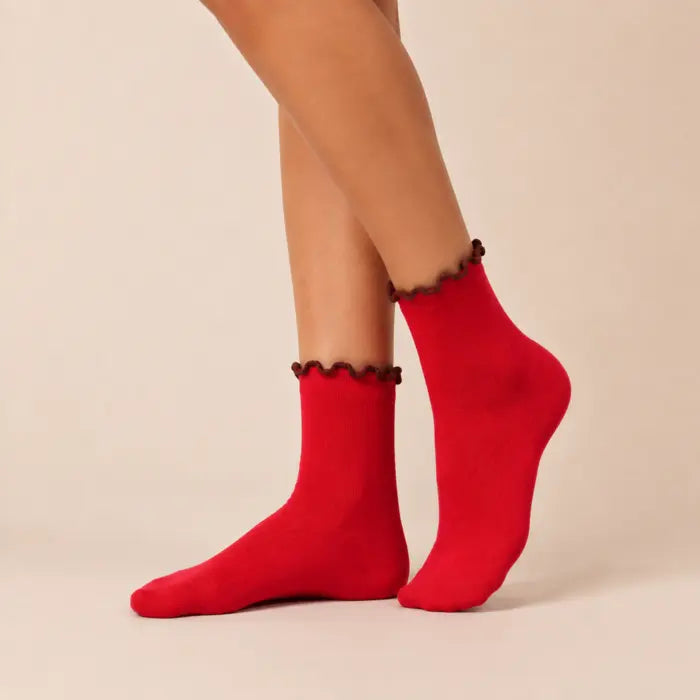 Lot de 3 chaussettes hautes femme motif vache & feston : un trio tendance avec 1 paire fantaisie et 2 paires unies rouge et marron. Taille unique 35-41.