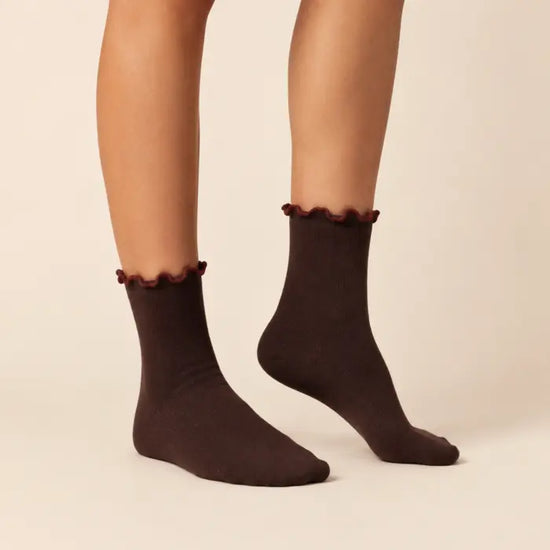 Lot de 3 chaussettes hautes femme motif vache & feston : un trio tendance avec 1 paire fantaisie et 2 paires unies rouge et marron. Taille unique 35-41.