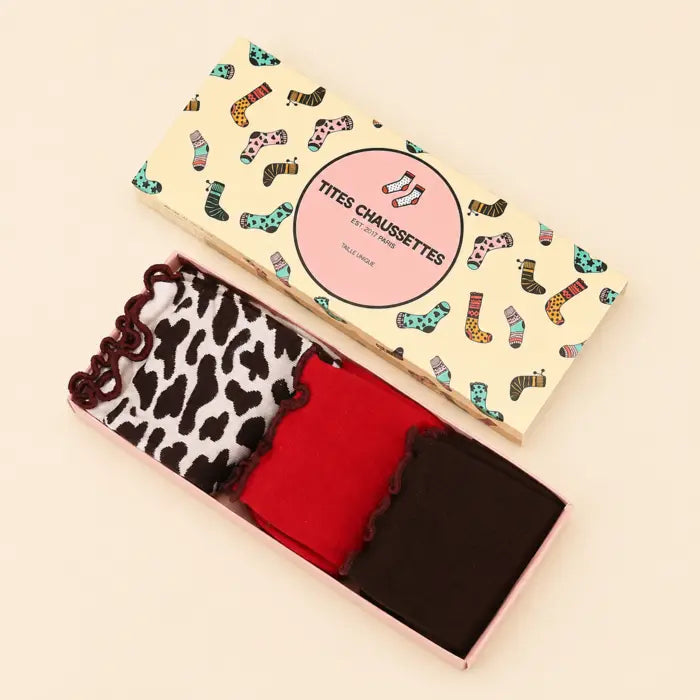 Lot de 3 chaussettes hautes femme motif vache & feston : un trio tendance avec 1 paire fantaisie et 2 paires unies rouge et marron. Taille unique 35-41.
