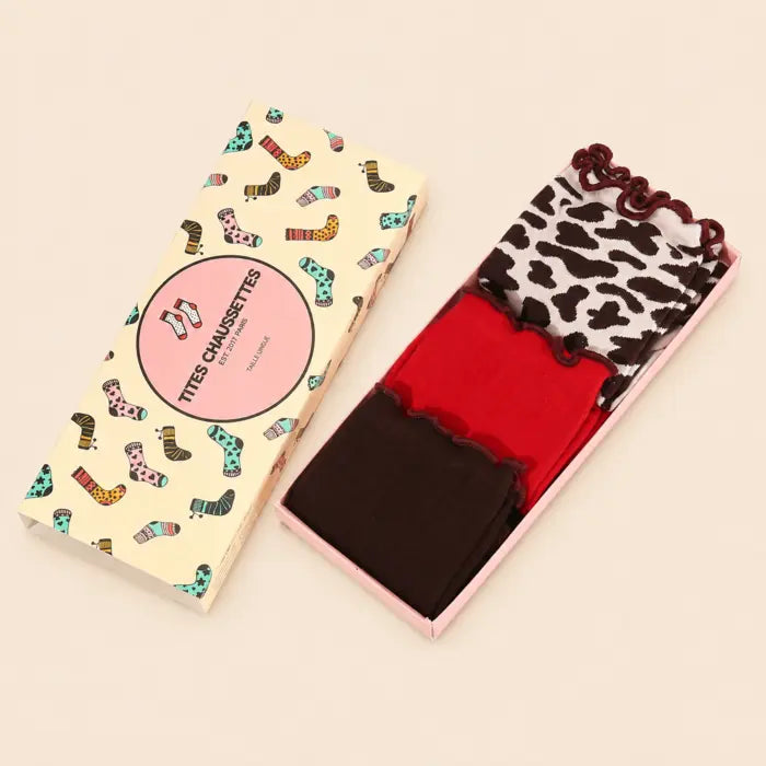 Lot de 3 chaussettes hautes femme motif vache & feston : un trio tendance avec 1 paire fantaisie et 2 paires unies rouge et marron. Taille unique 35-41.