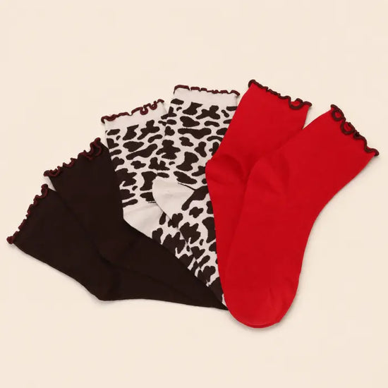 Lot de 3 chaussettes hautes femme motif vache & feston : un trio tendance avec 1 paire fantaisie et 2 paires unies rouge et marron. Taille unique 35-41.