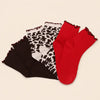 Lot de 3 chaussettes hautes femme motif vache & feston : un trio tendance avec 1 paire fantaisie et 2 paires unies rouge et marron. Taille unique 35-41.