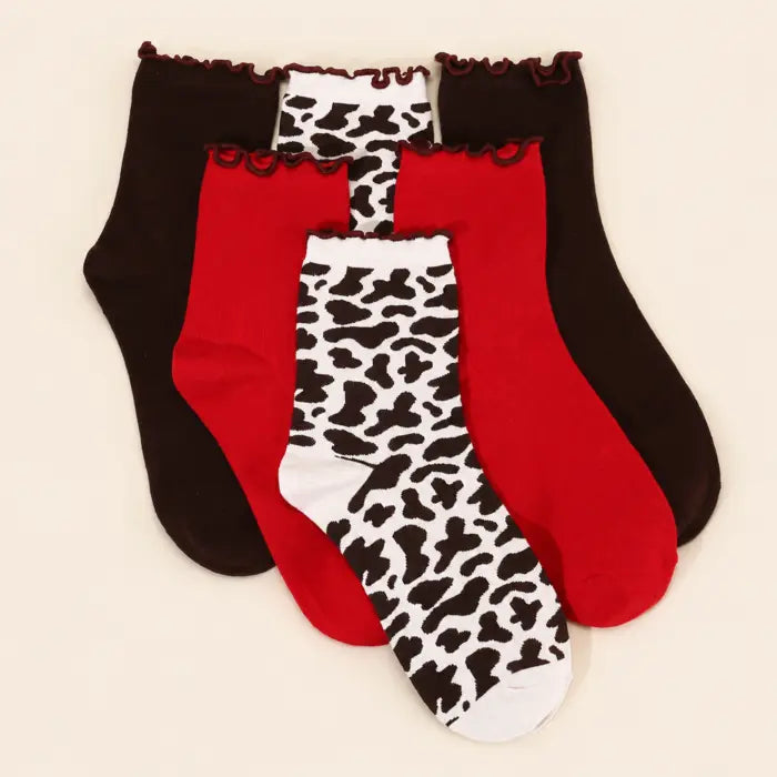 Lot de 3 chaussettes hautes femme motif vache & feston : un trio tendance avec 1 paire fantaisie et 2 paires unies rouge et marron. Taille unique 35-41.