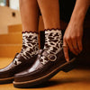 Lot de 3 chaussettes hautes femme motif vache & feston : un trio tendance avec 1 paire fantaisie et 2 paires unies rouge et marron. Taille unique 35-41.