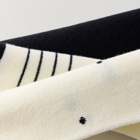 Lot de 3 chaussettes hautes à motif chat. Confortables, douces et originales, elles apportent une touche ludique à vos tenues. Taille unique 35-41.