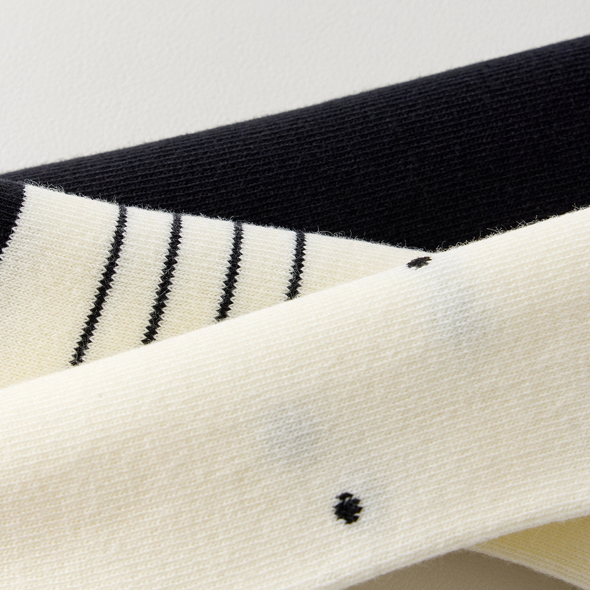 Lot de 3 chaussettes hautes à motif chat. Confortables, douces et originales, elles apportent une touche ludique à vos tenues. Taille unique 35-41.