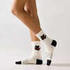 Lot de 3 chaussettes hautes à motif chat. Confortables, douces et originales, elles apportent une touche ludique à vos tenues. Taille unique 35-41.