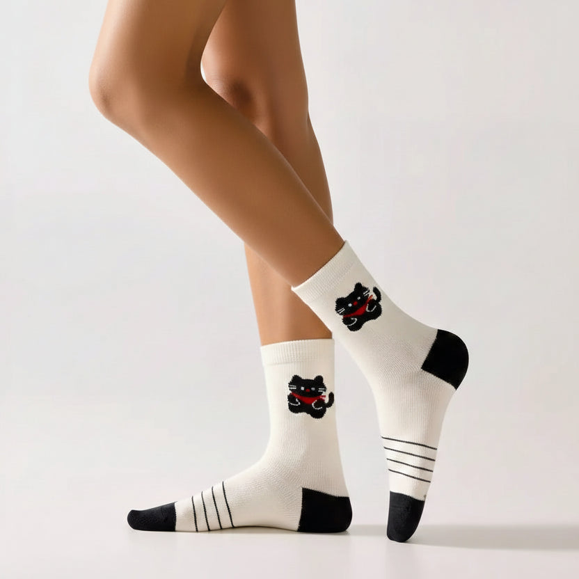 Lot de 3 chaussettes hautes à motif chat. Confortables, douces et originales, elles apportent une touche ludique à vos tenues. Taille unique 35-41.