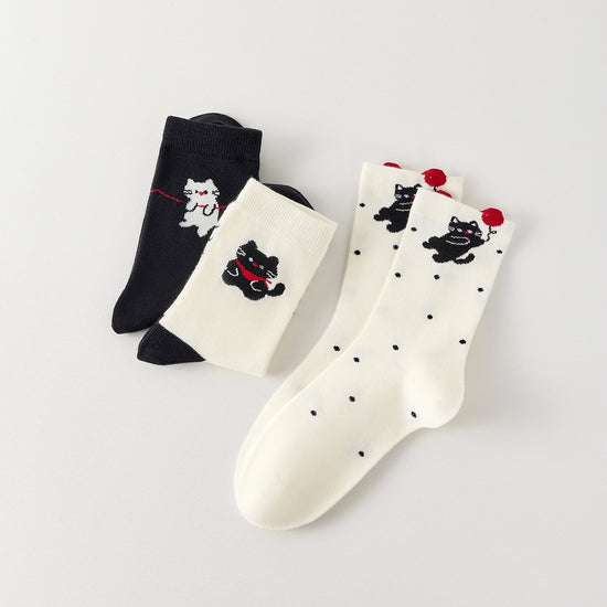 Lot de 3 chaussettes hautes à motif chat. Confortables, douces et originales, elles apportent une touche ludique à vos tenues. Taille unique 35-41.