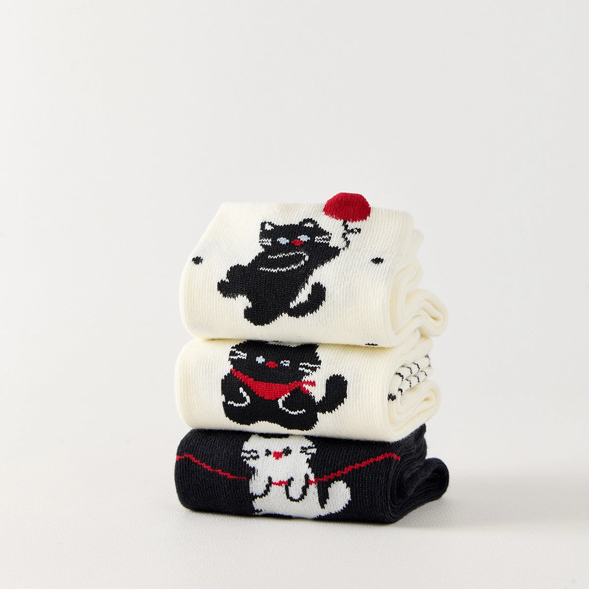 Lot de 3 chaussettes hautes à motif chat. Confortables, douces et originales, elles apportent une touche ludique à vos tenues. Taille unique 35-41.