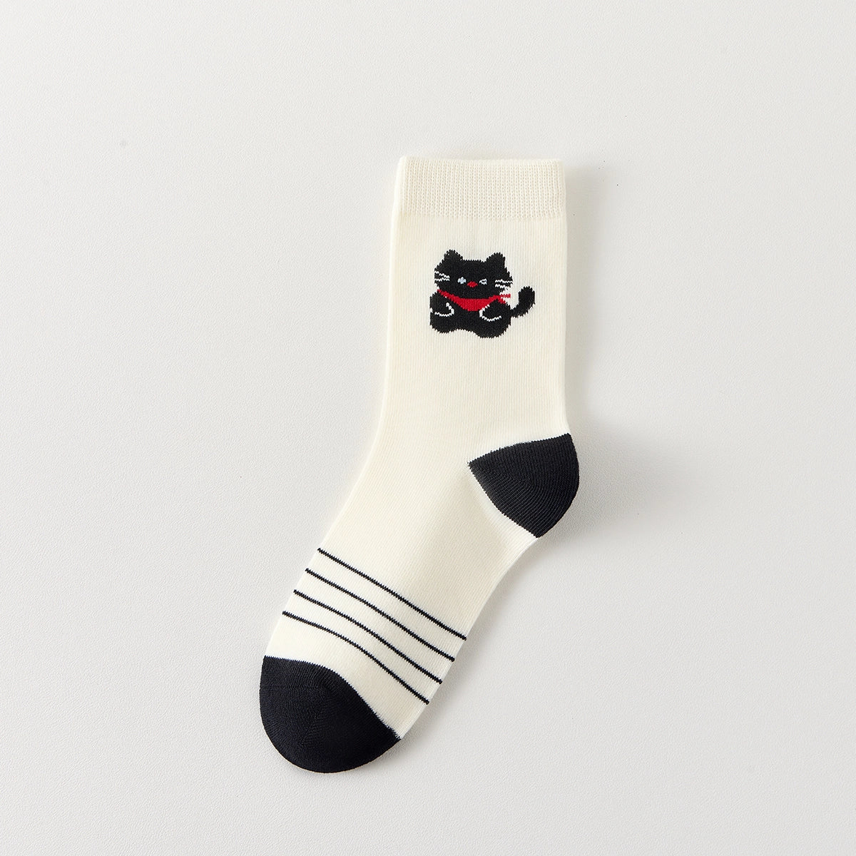 Lot de 3 chaussettes hautes à motif chat. Confortables, douces et originales, elles apportent une touche ludique à vos tenues. Taille unique 35-41.