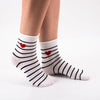 Chaussettes blanches en coton rayées avec un petit cœur brodé | Chaussettes confortables et élégantes | Idéales pour le quotidien ou les occasions spéciales | Disponibles en plusieurs couleurs