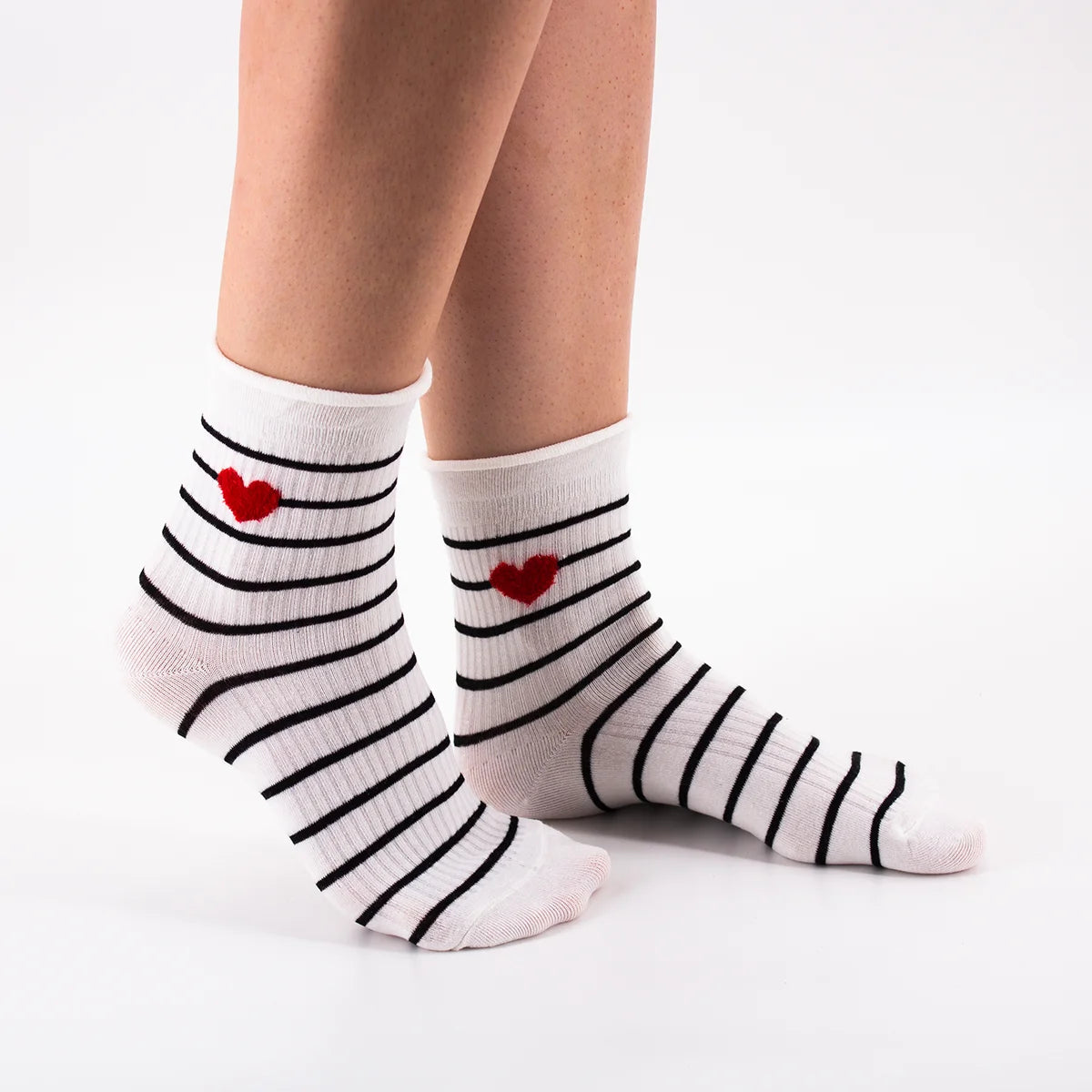 Chaussettes blanches en coton rayées avec un petit cœur brodé | Chaussettes confortables et élégantes | Idéales pour le quotidien ou les occasions spéciales | Disponibles en plusieurs couleurs