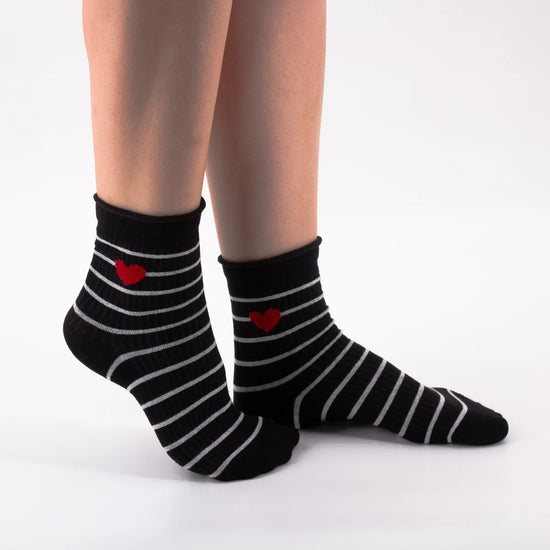 Chaussettes noires en coton rayées avec un petit cœur brodé | Chaussettes confortables et élégantes | Idéales pour le quotidien ou les occasions spéciales | Disponibles en plusieurs couleurs