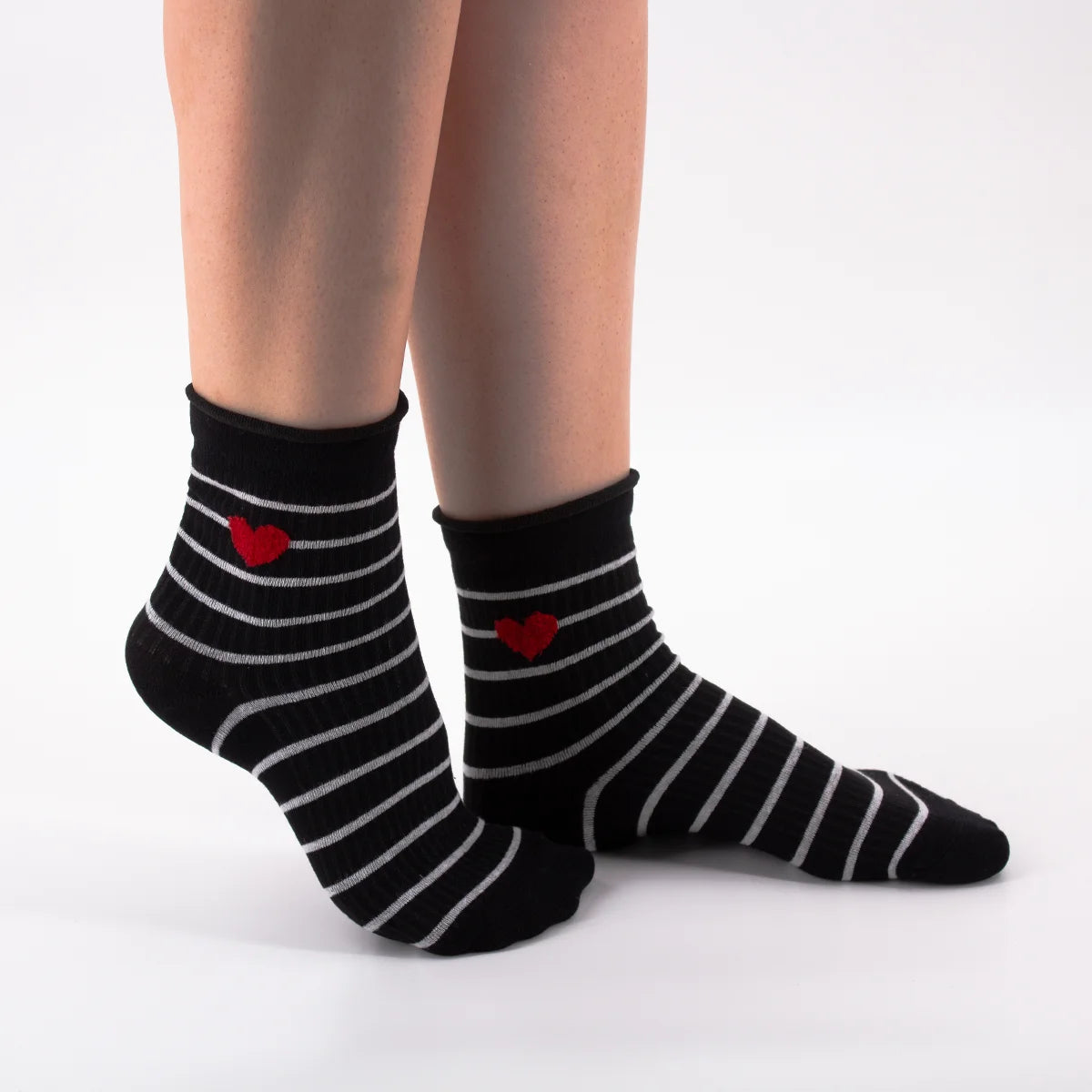 Chaussettes noires en coton rayées avec un petit cœur brodé | Chaussettes confortables et élégantes | Idéales pour le quotidien ou les occasions spéciales | Disponibles en plusieurs couleurs