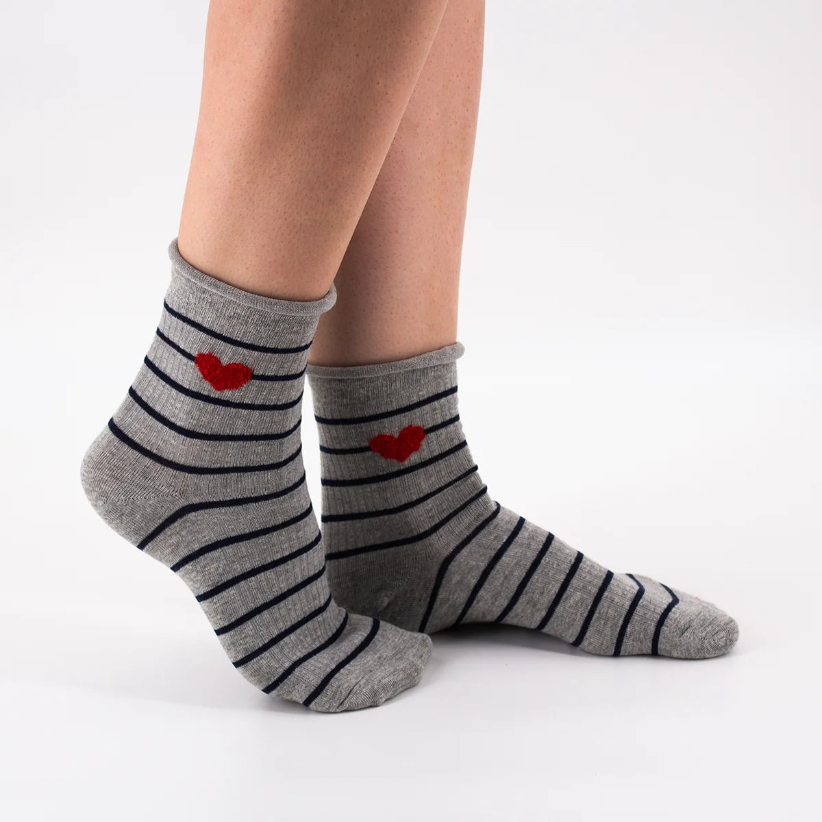 Chaussettes grises en coton rayées avec un petit cœur brodé | Chaussettes confortables et élégantes | Idéales pour le quotidien ou les occasions spéciales | Disponibles en plusieurs couleurs