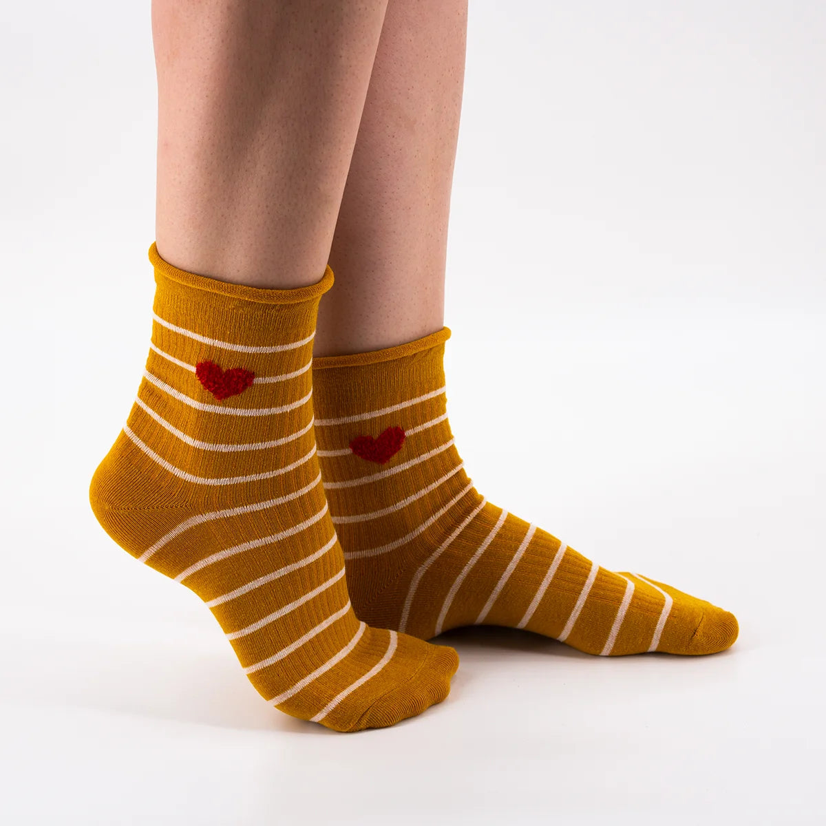 Chaussettes jaunes en coton rayées avec un petit cœur brodé | Chaussettes confortables et élégantes | Idéales pour le quotidien ou les occasions spéciales | Disponibles en plusieurs couleurs